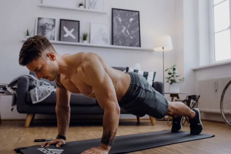 Treino de calistenia em casa: plano de 4 semanas para iniciantes