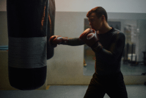 Boxeador-treinando-boxe-no-saco-de-treino
