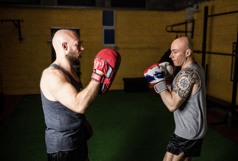 pugilistas-praticando-boxe-no-estudio-de-fitness