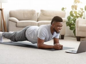 homem-fazendo-prancha-em-casa