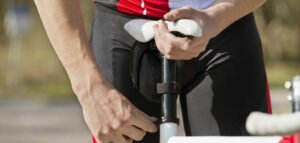 homem-corrigindo-o-erro-comum-de-ciclista-iniciante-acertando-a-altura-do-banco