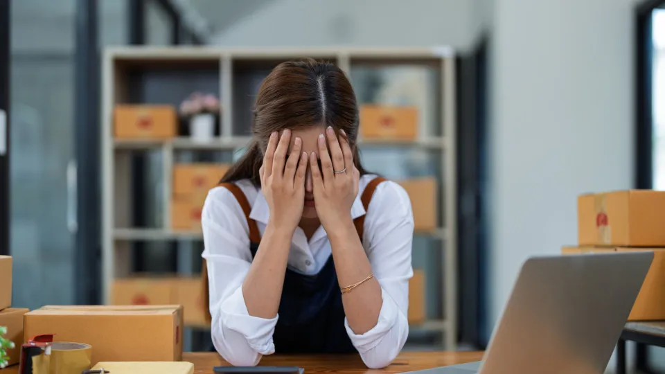 mulher-com-mão-no-rosto-estressada